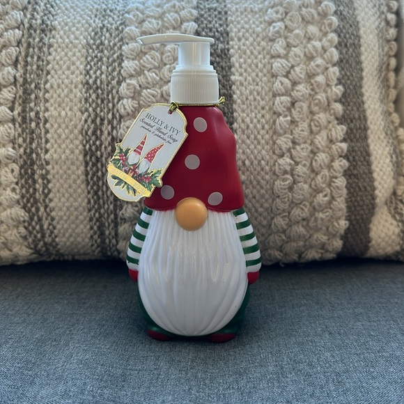 🎄Christmas Gnome Handsoap & Hand Towel🎄 - Picture 2 of 4